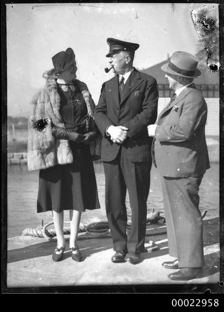 Count Felix von Luckner, centre with wife Ingeborg von Luckner, at the Man O’ War Steps in Sydney