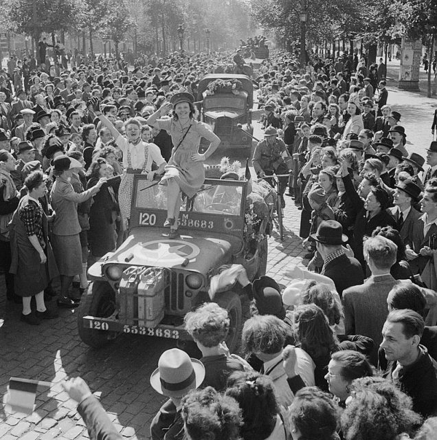 Crossing the Seine and the advance to the Siegfried Line 24 August – December 1944. The inhabitants of Brussels greet British and Belgian troops after the liberation of the city.