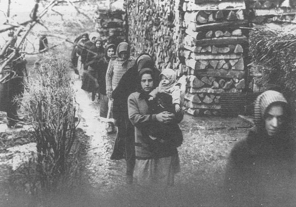 Defendants in the arsenic poisoning case of the Tiszazug area: Women walking in the Szolnok prison yard.