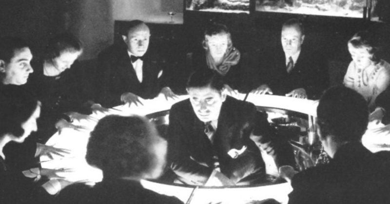 Erik Jan Hanussen (middle) conducting an illuminated séance.