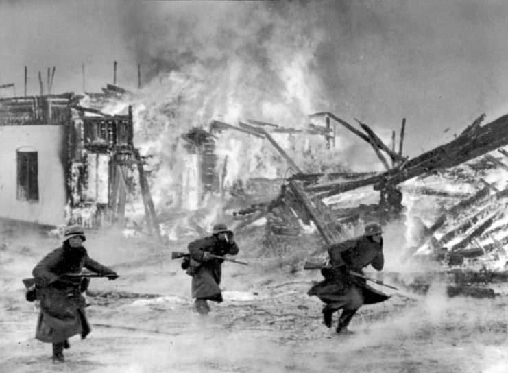 German infantry running through a burning Norwegian village, April 1940.Photo: Bundesarchiv, Bild 183-H26353 / Borchert, Erich (Eric) / CC-BY-SA 3.0