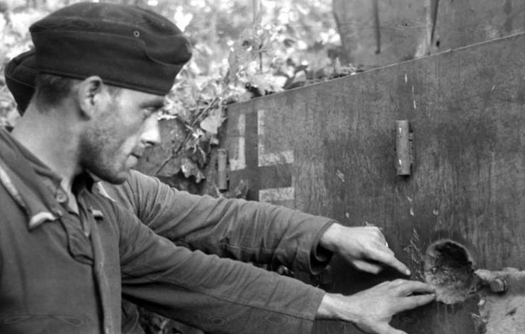 German soldiers inspect a non-penetrating hit to the Tiger’s armour.Photo: Bundesarchiv, Bild 101I-022-2935-24 / Wolff/Altvater / CC-BY-SA 3.0