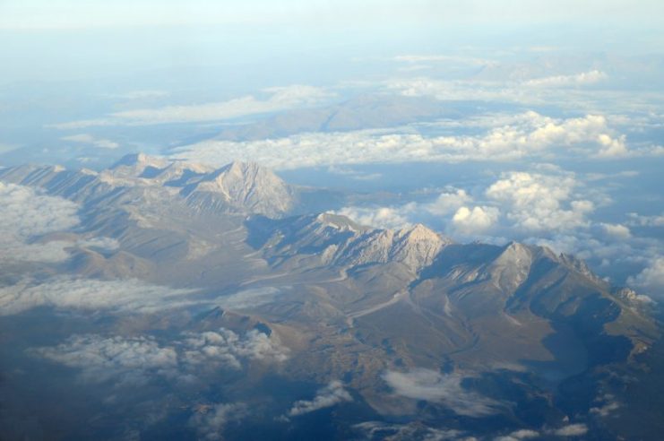 Panorama of Gran Sasso d’Italia. Monti della Laga is seen in the background. Photo: MrPanyGoff / CC-BY-SA 4.0