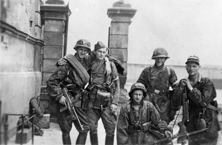 Home Army soldiers from Kolegium “A” of Kedyw formation on Stawki Street in the Wola District of Warsaw, September 1944.