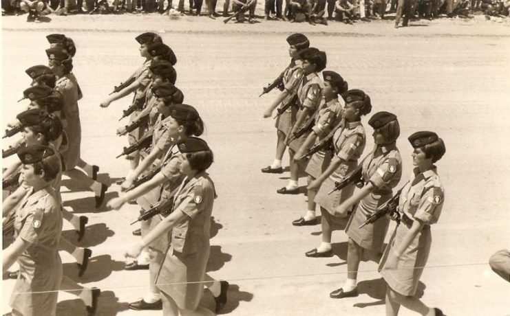 Israeli soldiers on parade with Uzis, Jerusalem, 1968.Photo מאוסף יהודית גרעין-כל CC BY 2.5