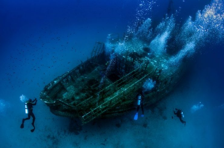 Exploring an underwater wreck