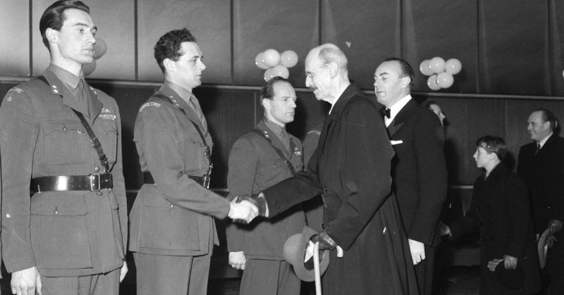 Joachim Rønneberg, Jens Anton Poulsson shaking hands with the king Haakon VII. Photo: Leif Ørnelund / CC BY-SA 4.0