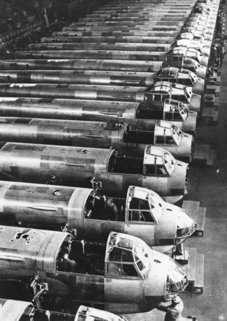 Ju 88 assembly line, 1941.Photo: Bundesarchiv, Bild 146-1980-122-26 / Seiler / CC-BY-SA 3.0