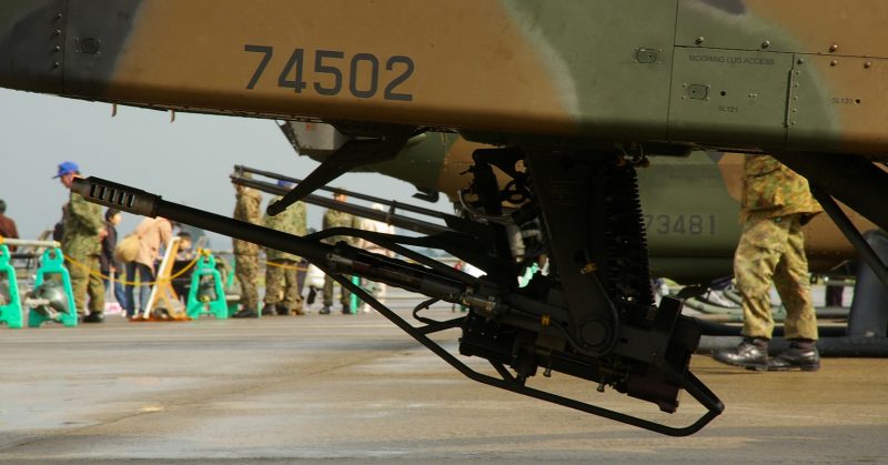 M230 30mm chain gun on AH-64D. By 100yen CC BY-SA 3.0