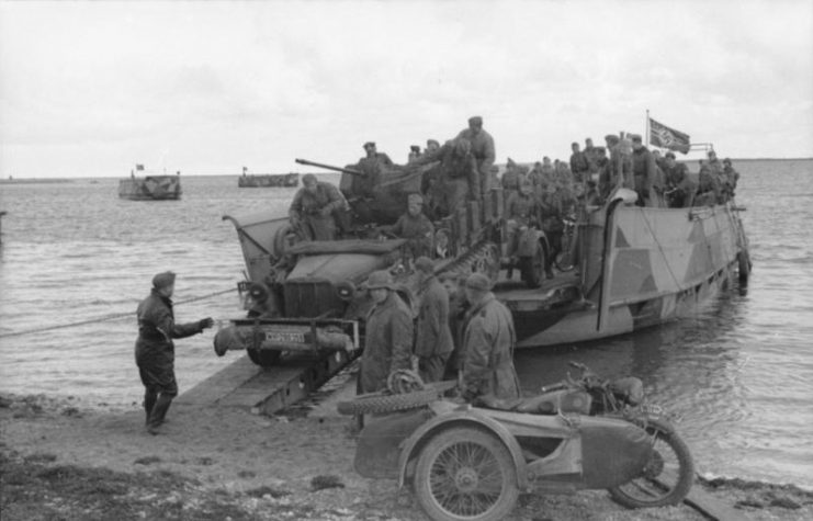 Pioneer landing boat 39 landing on British soil in 1940. Two more boats in the background.Photo: Bundesarchiv, Bild 101II-MN-2781-19 / Peter / CC-BY-SA 3.0