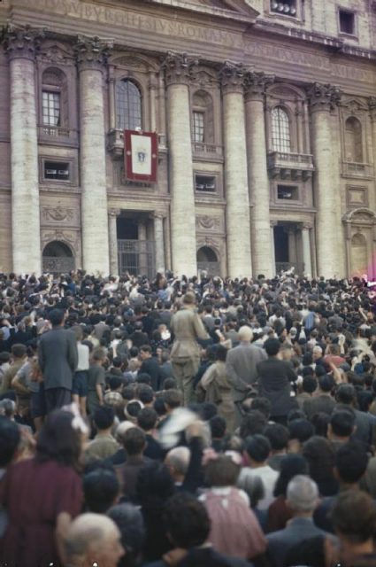Entry of Allied Troops Into Rome, 5 June 1944. Pope Pius XII addressing the crowd in St Peter’s Square, Rome, from the balcony of St Peter’s Cathedral at 6 o’clock in the evening.