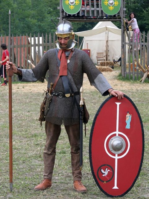 Reenactor wearing the typical equipment of a late 3rd-century foot soldier.Photo: MatthiasKabel CC BY-SA 3.0