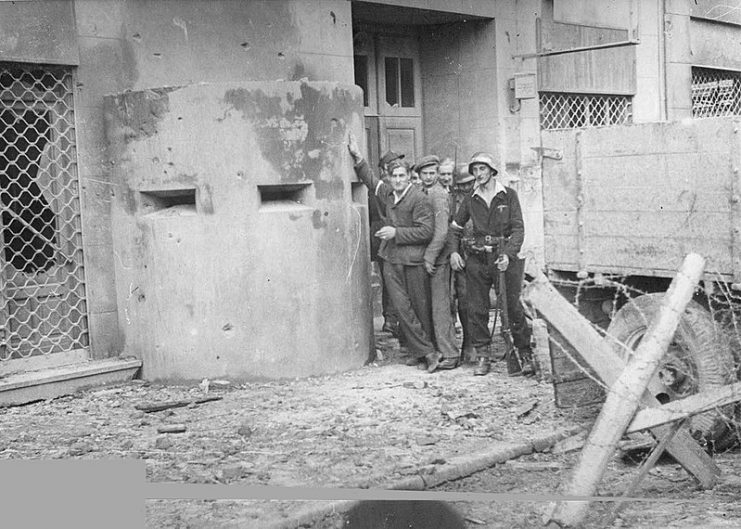 Resistance fighters from “Chrobry I” Battalion in front of German police station “Nordwache” at the junction of Chłodna and Żelazna Streets, August 3, 1944