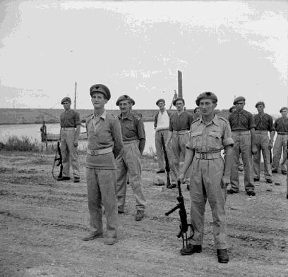 Roy Farran (centre right)