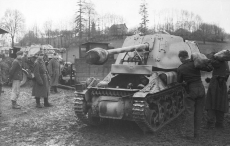 Marder I (driver visible). Photo: Bundesarchiv, Bild 101I-297-1701-21 / Müller, Karl / CC-BY-SA 3.0