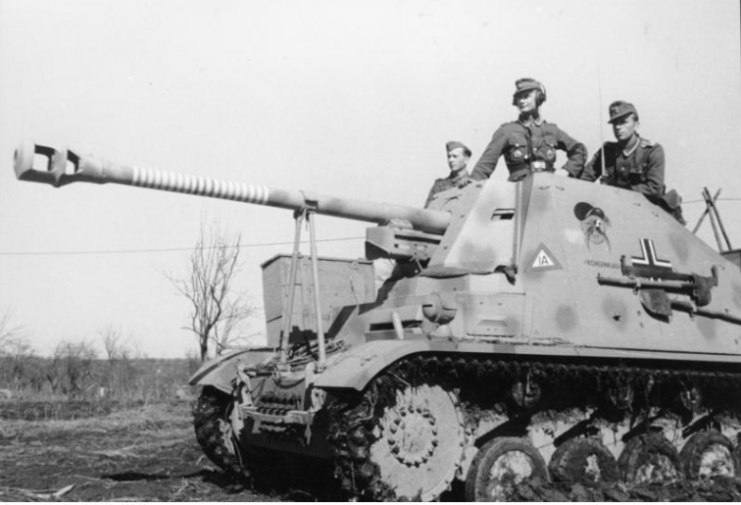 The famous Marder II “coal thief” -recognizable by the cartoon painted on both sides- on the Eastern Front in 1943. The ring markings on the barrel of the gun indicate 19 claimed kills for the vehicle. Photo: Bundesarchiv, Bild 101I-197-1235-15 / Henisch / CC-BY-SA 3.0