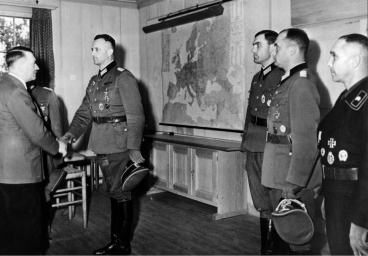 Adolf Hitler presenting Oak Leaves at a ceremony on 15 September 1943.Photo: Bundesarchiv, Bild 146-1993-136-11A / CC-BY-SA 3.0