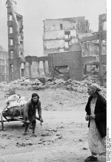 Soviet women with their belongings amidst the firebombed ruins of Stalingrad on 24 August.Photo: Bundesarchiv, Bild 183-F0703-0217-001 CC-BY-SA 3.0