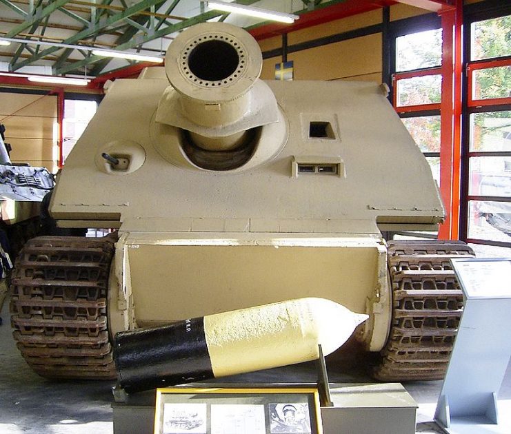 Sturmtiger in the Deutsches Panzermuseum. In the front is the main 380 mm caliber rocket-propelled projectile. Photo: Werner Willmann CC BY 2.5