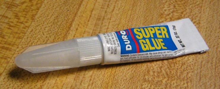 A tube of “Super Glue,” a cyanoacrylate glue. Photo: Omegatron CC BY-SA 3.0