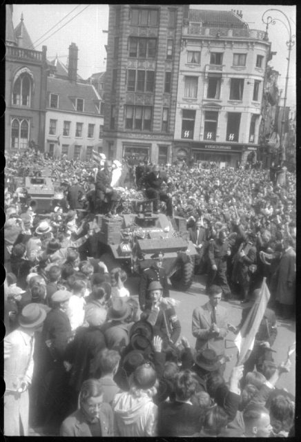 The arrival of the British on the Dam, Amsterdam, May 7, 1945. Photo:IISG CC BY-SA 2.0