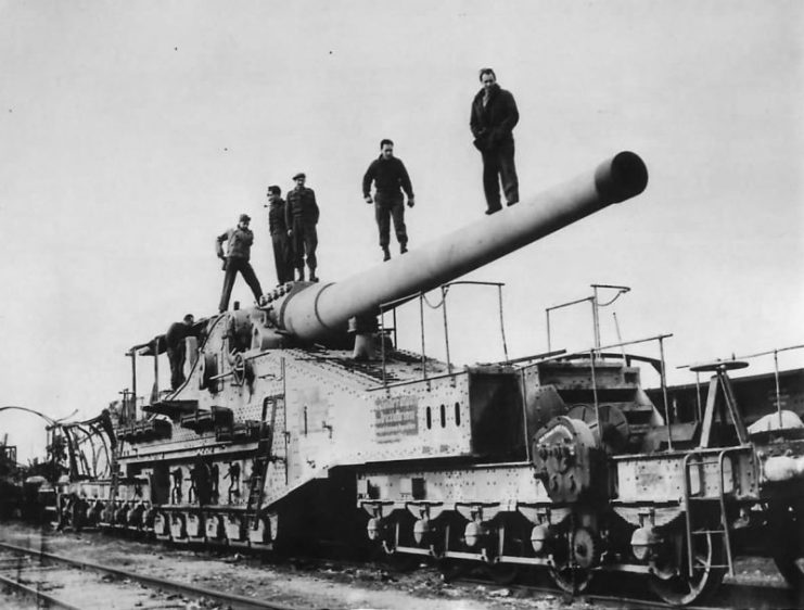 U.S. 7th Army Troops, 3rd Armored Division with captured 27,4cm K(E) 592(f). March 1945, near Cologne.