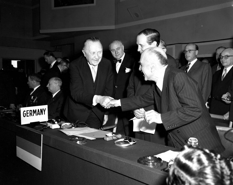 В 1955 году германская демократическая республика вошла в блок нато присоединилась к плану маршалла