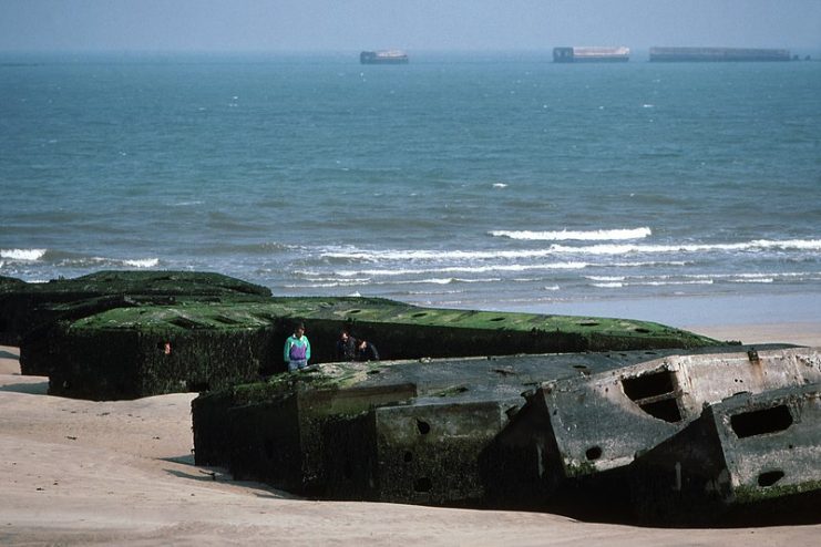 Remains of Mulberry Harbor B at Arromanches-les-Bains (Gold) 1990. Photo:Хрюша CC BY-SA 3.0