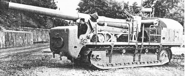 Schneider self-propelled 220mm gun Unlike the Saint-Chamond design, this chassis moved without the help of a secondary ammo-bearer vehicle.