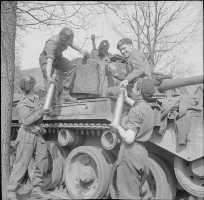 A Comet’s crew loading 77 mm HV ammunition into their tank.