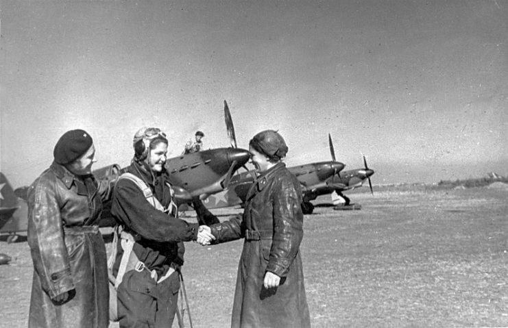 Aviators of female 586 IAP PVO TS near Yak-1 warplanes.