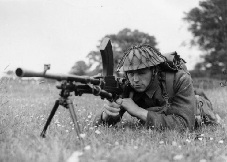 Norwegian soldier aiming a Bren light machine gun