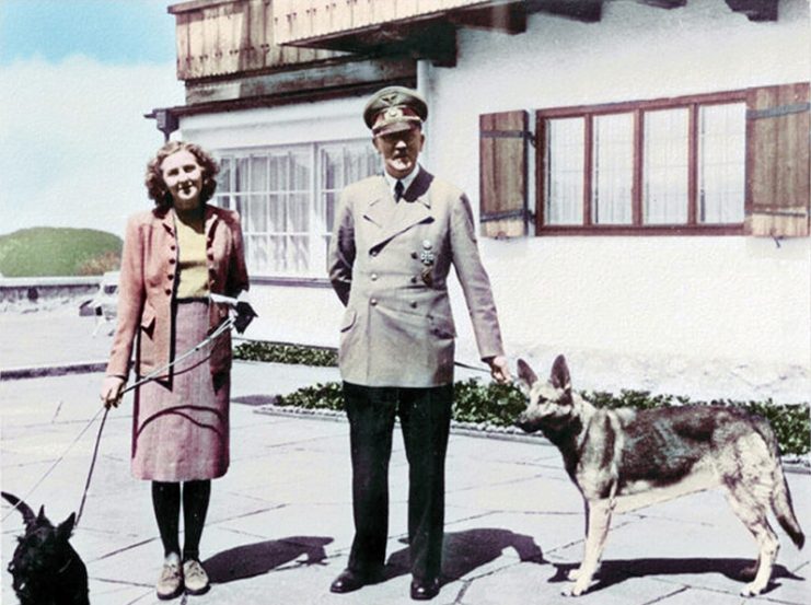 Adolf Hitler and Eva Braun with their dogs at the Berghof.Photo: Ruffneck88 CC BY-SA 4.0
