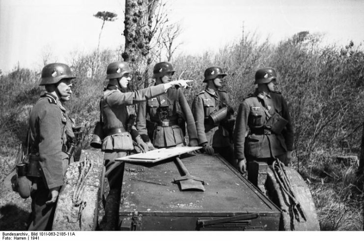 Officer gives guidance. By Bundesarchiv – CC BY-SA 3.0 de