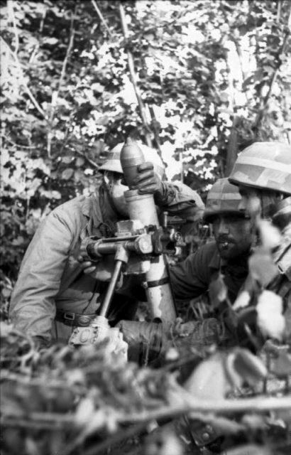 A Fallschirmjäger mortar crew firing the 8 cm Granatwerfer 42 “Stummelwerfer.” Photo: Bundesarchiv, Bild 101I-582-2106-32 / Reich / CC-BY-SA 3.0