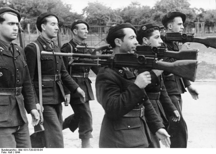 Military parade of the French Milice armed with machine guns in 1944. Photo: Bundesarchiv, Bild 101I-720-0318-04 / Koll / CC-BY-SA 3.0