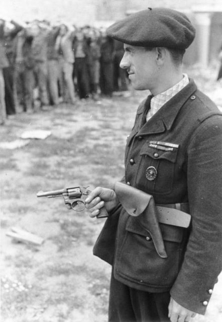 French Milice guarding detainees. Photo: Bundesarchiv, Bild 101I-720-0318-36 / CC-BY-SA 3.0