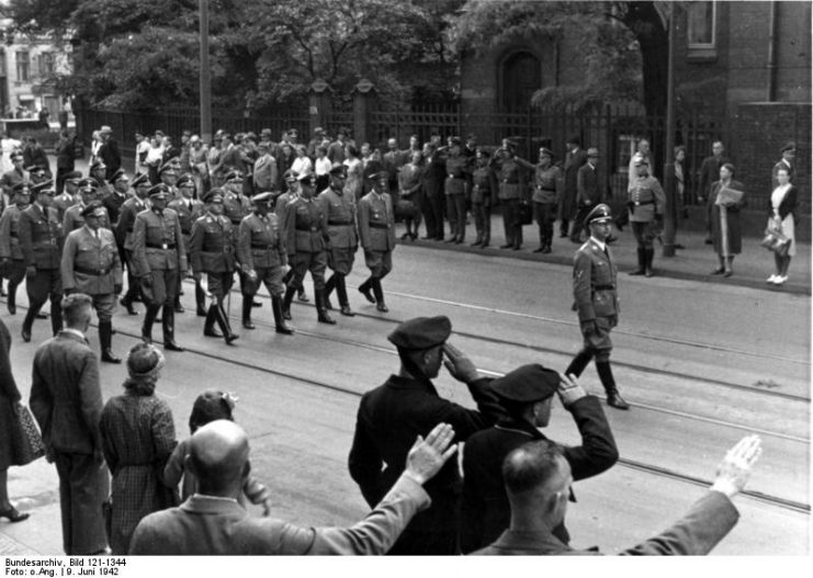 Heydrich burial. Berlin. By Bundesarchiv – CC BY-SA 3.0 de