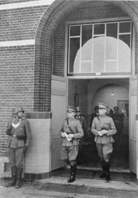 Henri Winkelman (centre), just after signing the Dutch capitulation, 15 May 1940. By Bundesarchiv – CC BY-SA 3.0 de