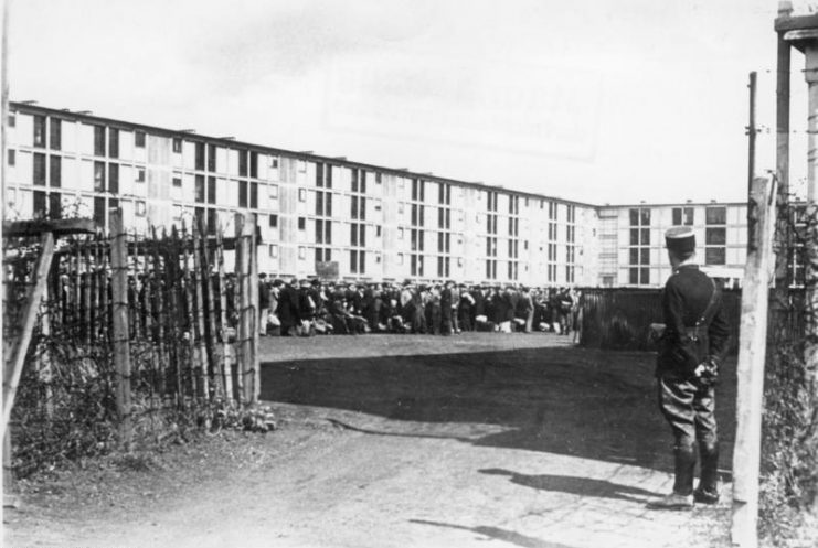 A French gendarme guarding Jews held at the Drancy internment camp. Photo: Bundesarchiv, Bild 183-B10919 / Wisch / CC-BY-SA 3.0