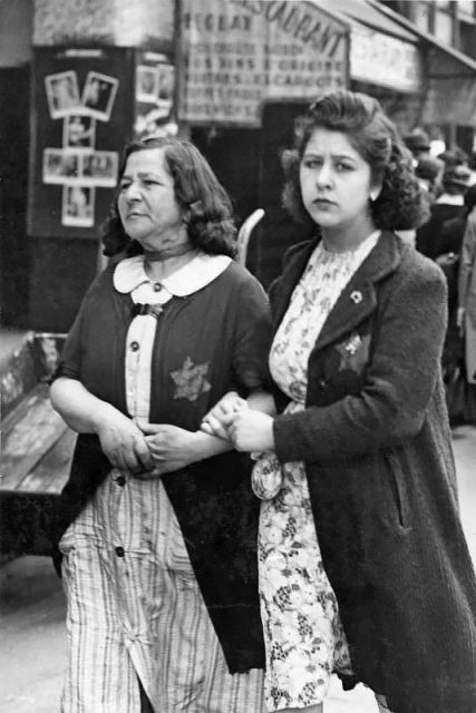 Two Jewish women in occupied Paris wearing Yellow badges before the mass arrests. Photo: Bundesarchiv, Bild 183-N0619-506 / CC-BY-SA 3.0