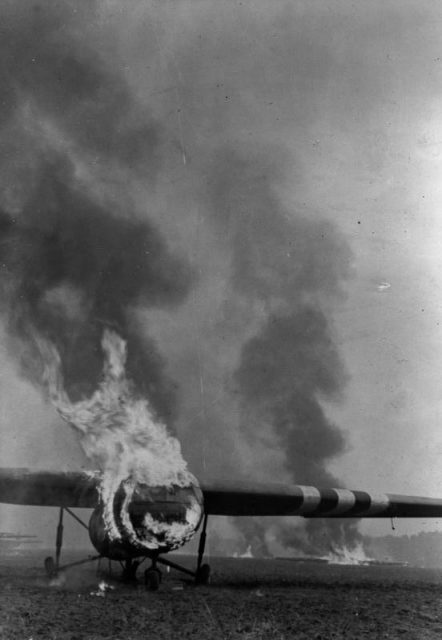 Burning British Horsa glider.Photo: Bundesarchiv, Bild 183-J27850 / CC-BY-SA 3.0