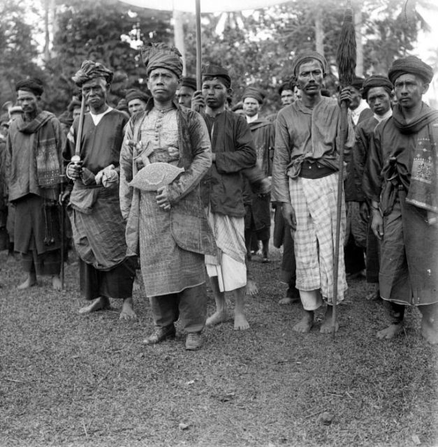 Minangkabau chiefs, picture taken between 1910 and 1930. Photo: Tropenmuseum, part of the National Museum of World Cultures / CC BY-SA 3.0