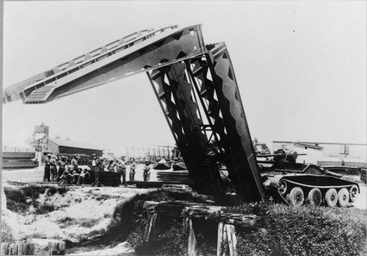 Covenanter bridgelayer with vehicle-launched span