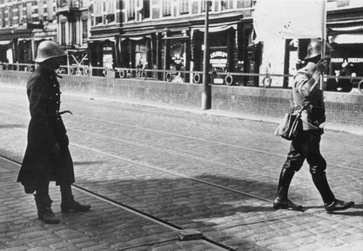 Dutch negotiator, carrying white flag, moves toward the German positions on the Noordereiland on 14 May 1940.Photo: Bundesarchiv, Bild 146-1984-021-17 Fasshauer CC-BY-SA 3.0