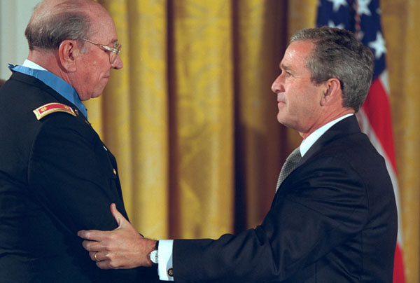 Ed Freeman receives the Medal of Honor on July 16, 2001.