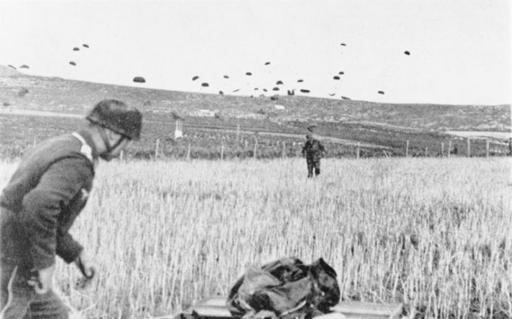 Fallschirmjäger landing on a battlefield. Photo: Bundesarchiv, Bild 141-0864 / CC-BY-SA 3.0