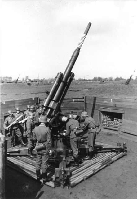 German 88 mm flak gun in action against Allied bombers.Photo: Bundesarchiv, Bild 101I-635-3999-24 / Walther / CC-BY-SA 3.0