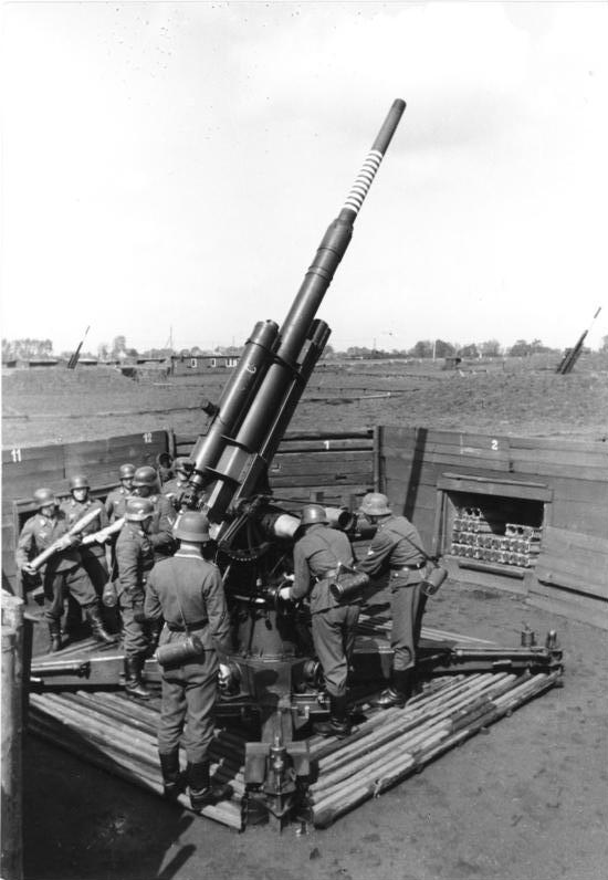 German 88 mm flak gun in action against Allied bombers. Photo: Bundesarchiv, Bild 101I-635-3999-24 / Walther / CC-BY-SA 3.0