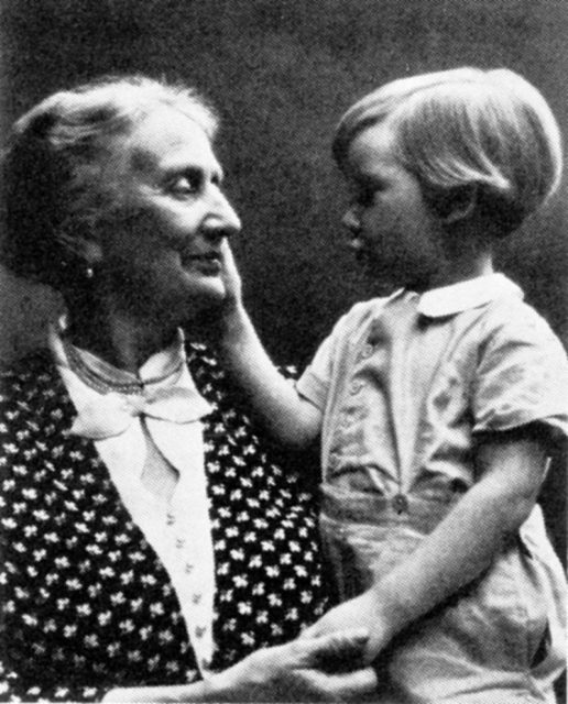Kunigunde Dame von Richthofen, born von Schickfus und Neudorff, with her grandson Manfred von Richthofen
